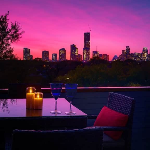 Rooftop DT Views • Heated Pool• Minigolf• Walkable - Image 3